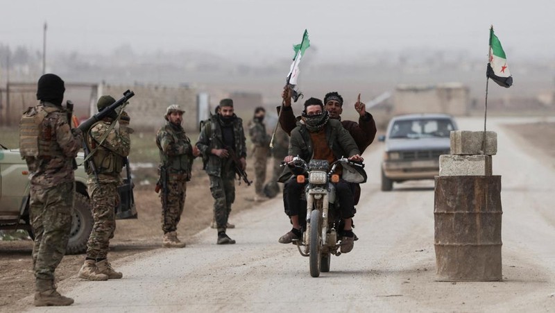 Kendaraan pasukan keamanan Kementerian Dalam Negeri Suriah bergerak memasuki kota Hasakah, Senin (2/2/2026). (REUTERS/Khalil Ashawi)
