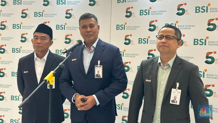Komesaris Utama BSI Muhadjir Effendi, Dirut BSI Anggoro Eko Cahyo dan Corsec BSI Wisnu Sunandar di Milad ke-5 BSI, Senin (2/2/2026). (CNBC Indonesia/Zefanya Aprilia)