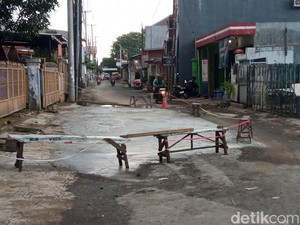 Aksi Warga Sicalung Cirebon Turun Tangan Tambal Jalan Rusak