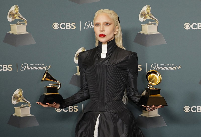 Olivia Dean berpose dengan penghargaan Artis Pendatang Baru Terbaik selama Grammy Awards ke-68 di Los Angeles, California, AS, 1 Februari 2026. (REUTERS/Mike Blake)