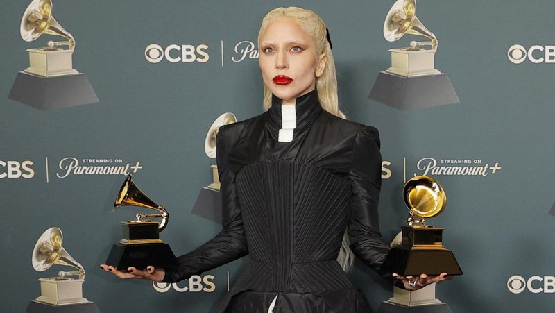 Olivia Dean berpose dengan penghargaan Artis Pendatang Baru Terbaik selama Grammy Awards ke-68 di Los Angeles, California, AS, 1 Februari 2026. (REUTERS/Mike Blake)
