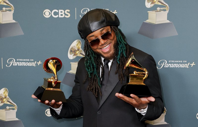 Olivia Dean berpose dengan penghargaan Artis Pendatang Baru Terbaik selama Grammy Awards ke-68 di Los Angeles, California, AS, 1 Februari 2026. (REUTERS/Mike Blake)