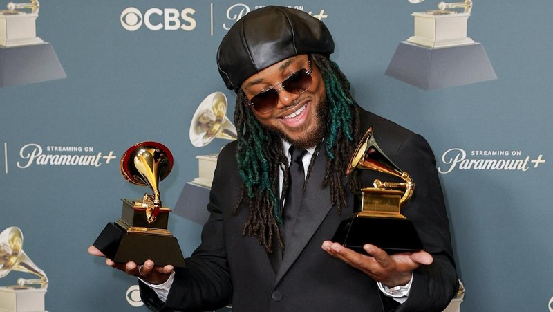 Olivia Dean berpose dengan penghargaan Artis Pendatang Baru Terbaik selama Grammy Awards ke-68 di Los Angeles, California, AS, 1 Februari 2026. (REUTERS/Mike Blake)