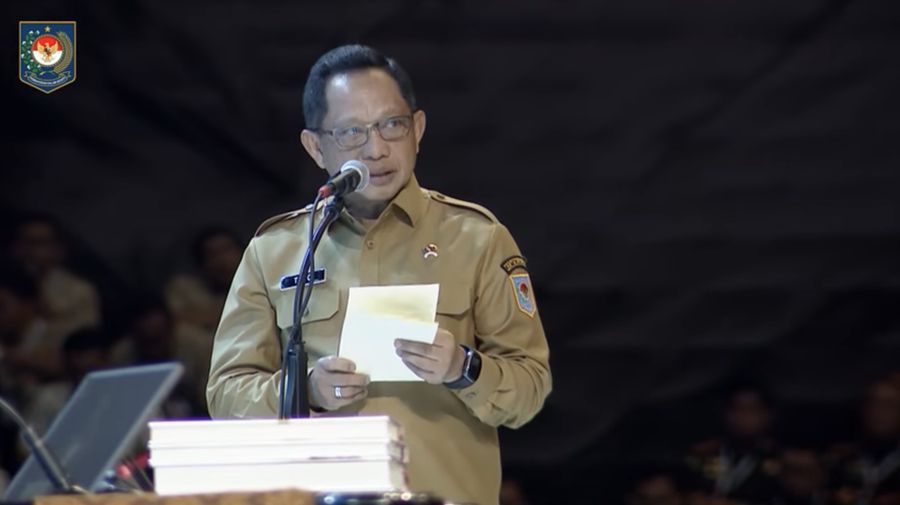 Menteri Dalam Negeri (Mendagri) Muhammad Tito Karnavian saat menyampaikan paparan dalam LIVE: Taklimat Presiden RI pada Rakornas Pemerintah Pusat dan Daerah Tahun 2026, Sentul, Senin (2/2/2026). (Tangkapan Layar Youtube/Kemendag RI)