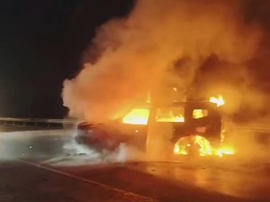 JETOUR Terbakar Usai Tabrakan di Tol Jagorawi, Dua Orang Terluka