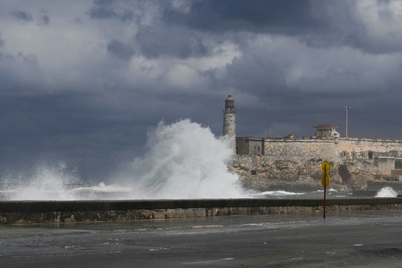 Seseorang berjalan di tepi laut Malecon yang tergenang banjir di Havana, Kuba, 1 Februari 2026. (REUTERS/Norlys Perez)