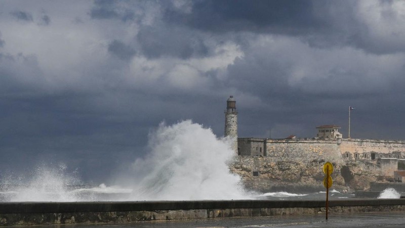 Seseorang berjalan di tepi laut Malecon yang tergenang banjir di Havana, Kuba, 1 Februari 2026. (REUTERS/Norlys Perez)