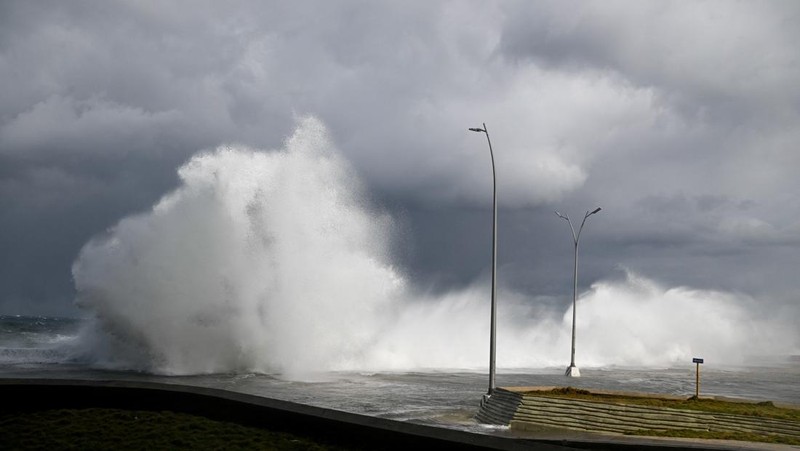 Seseorang berjalan di tepi laut Malecon yang tergenang banjir di Havana, Kuba, 1 Februari 2026. (REUTERS/Norlys Perez)
