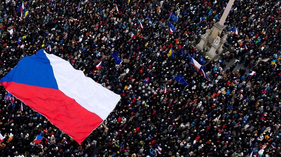 Orang-orang berpartisipasi dalam unjuk rasa dukungan untuk Presiden Ceko Petr Pavel, yang diselenggarakan oleh kelompok Million Moments for Democracy sebagai reaksi terhadap perselisihan antara Presiden Pavel dan Menteri Luar Negeri Ceko sekaligus ketua Asosiasi Pengemudi Petr Macinka, di Praha, Republik Ceko, 1 Februari 2026. (REUTERS/Eva Korinkova)