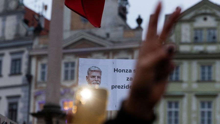 Orang-orang berpartisipasi dalam unjuk rasa dukungan untuk Presiden Ceko Petr Pavel, yang diselenggarakan oleh kelompok Million Moments for Democracy sebagai reaksi terhadap perselisihan antara Presiden Pavel dan Menteri Luar Negeri Ceko sekaligus ketua Asosiasi Pengemudi Petr Macinka, di Praha, Republik Ceko, 1 Februari 2026. (REUTERS/Eva Korinkova)