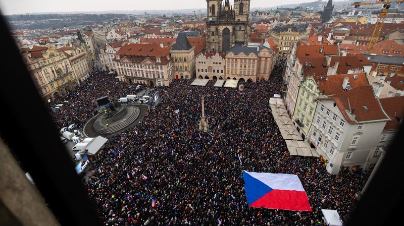 Orang-orang berpartisipasi dalam unjuk rasa dukungan untuk Presiden Ceko Petr Pavel, yang diselenggarakan oleh kelompok Million Moments for Democracy sebagai reaksi terhadap perselisihan antara Presiden Pavel dan Menteri Luar Negeri Ceko sekaligus ketua Asosiasi Pengemudi Petr Macinka, di Praha, Republik Ceko, 1 Februari 2026. (REUTERS/Eva Korinkova)