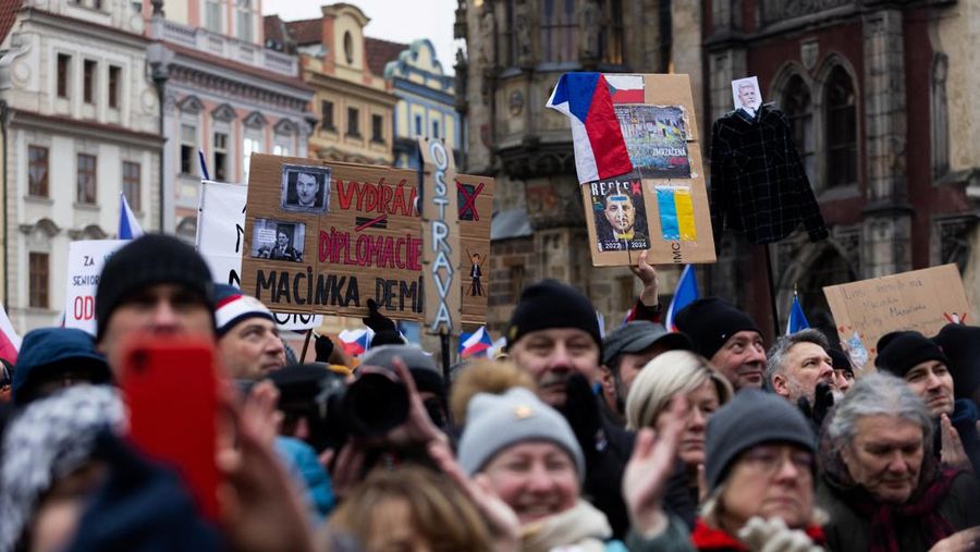 Orang-orang berpartisipasi dalam unjuk rasa dukungan untuk Presiden Ceko Petr Pavel, yang diselenggarakan oleh kelompok Million Moments for Democracy sebagai reaksi terhadap perselisihan antara Presiden Pavel dan Menteri Luar Negeri Ceko sekaligus ketua Asosiasi Pengemudi Petr Macinka, di Praha, Republik Ceko, 1 Februari 2026. (REUTERS/Eva Korinkova)