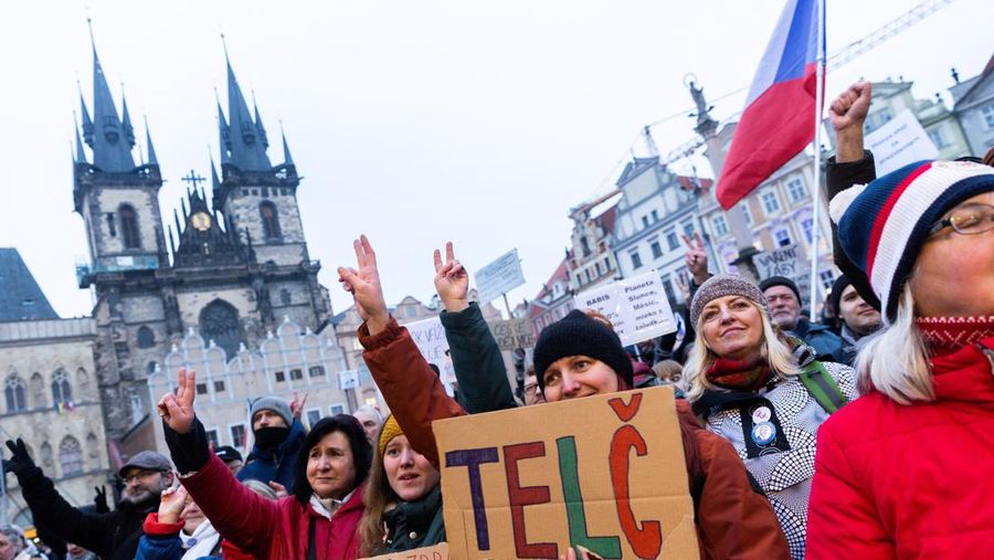Orang-orang berpartisipasi dalam unjuk rasa dukungan untuk Presiden Ceko Petr Pavel, yang diselenggarakan oleh kelompok Million Moments for Democracy sebagai reaksi terhadap perselisihan antara Presiden Pavel dan Menteri Luar Negeri Ceko sekaligus ketua Asosiasi Pengemudi Petr Macinka, di Praha, Republik Ceko, 1 Februari 2026. (REUTERS/Eva Korinkova)