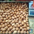 Pantauan harga komoditas pangan di Pasar Rumput, Jakarta Selatan, Senin (2/2/2026). (CNBC Indonesia/Martyasari Rizky)