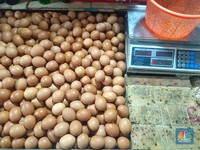 Pantauan harga komoditas pangan di Pasar Rumput, Jakarta Selatan, Senin (2/2/2026). (CNBC Indonesia/Martyasari Rizky)