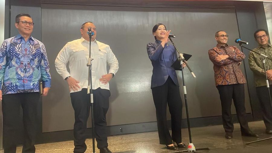 Pejabat pengganti Ketua dan Wakil Ketua Dewan Komisioner OJK, Friderica Widyasari Dewi (tengah) saat konferensi pers di BEI, Jakarta, Senin (2/2/2026). (CNBC Indonesia/Romys Binekasari)