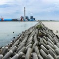 Pemanfaatan Fly Ash Bottom Ash (FABA) dari Pembangkit Listrik Tenaga Uap (PLTU) Indramayu untuk tetrapod yang berfungsi mencegah terjadinya abrasi dan memperkuat struktur pantai. Pemanfaatan FABA atau sisa pembakaran pembangkit listrik dapat menguran