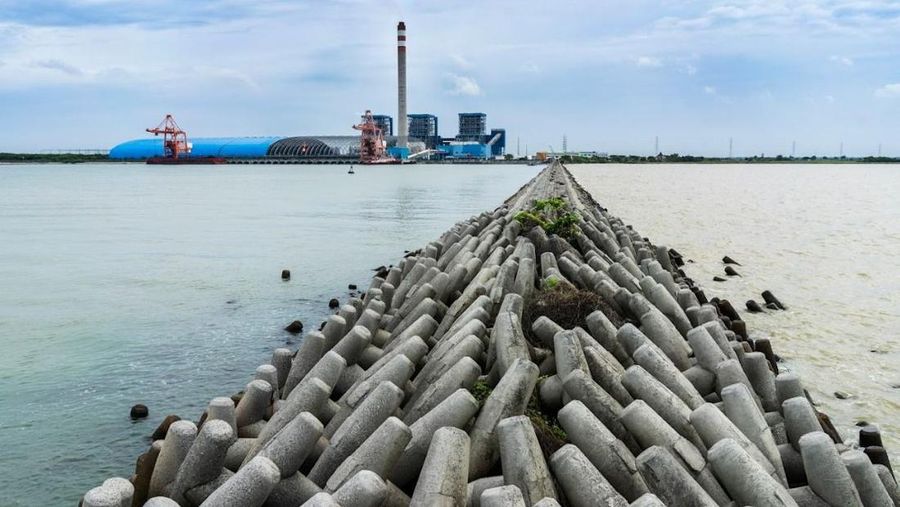 Pemanfaatan Fly Ash Bottom Ash (FABA) dari Pembangkit Listrik Tenaga Uap (PLTU) Indramayu untuk tetrapod yang berfungsi mencegah terjadinya abrasi dan memperkuat struktur pantai. Pemanfaatan FABA atau sisa pembakaran pembangkit listrik dapat menguran