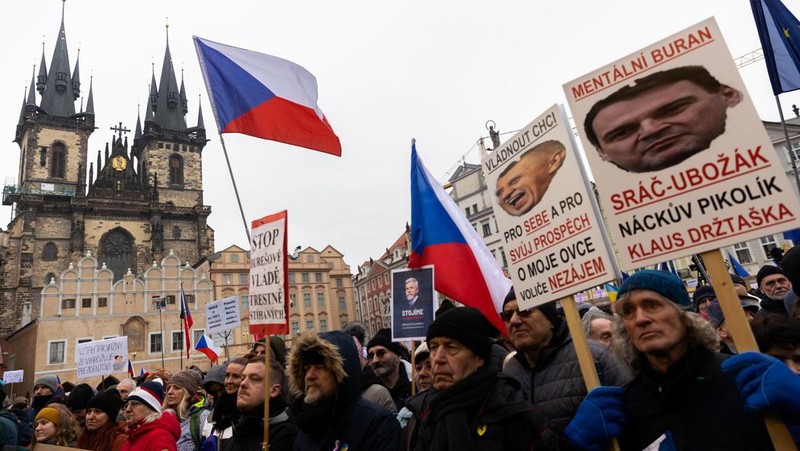 Orang-orang berpartisipasi dalam unjuk rasa dukungan untuk Presiden Ceko Petr Pavel, yang diselenggarakan oleh kelompok Million Moments for Democracy sebagai reaksi terhadap perselisihan antara Presiden Pavel dan Menteri Luar Negeri Ceko sekaligus ketua Asosiasi Pengemudi Petr Macinka, di Praha, Republik Ceko, 1 Februari 2026. (REUTERS/Eva Korinkova)