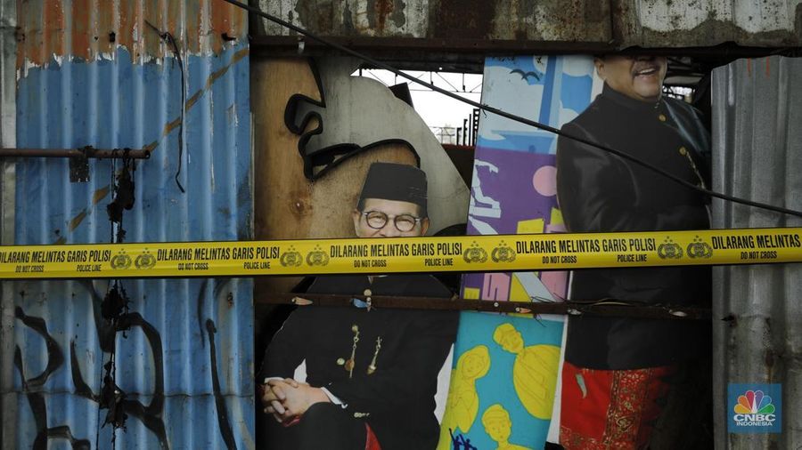 Petugas pemadam kebakaran mendinginkan sisa-sisa api yang masih menyala di Gudang dekorasi dan ruko tekstil di Jalan Pajak Raya, Cipadu, Juramangu Timur, Tangerang Selatan (Tangsel), Senin (2/1/2026). (CNBC Indonesia/Tri Susilo)