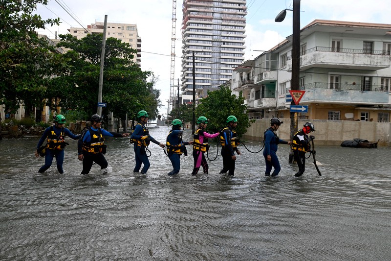 Seseorang berjalan di tepi laut Malecon yang tergenang banjir di Havana, Kuba, 1 Februari 2026. (REUTERS/Norlys Perez)