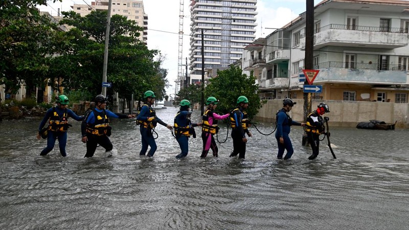 Seseorang berjalan di tepi laut Malecon yang tergenang banjir di Havana, Kuba, 1 Februari 2026. (REUTERS/Norlys Perez)