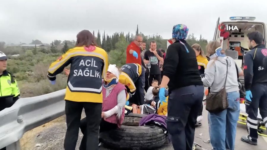 Sedikitnya sembilan orang tewas dan 26 lainnya luka-luka setelah sebuah bus penumpang mengalami kecelakaan di Antalya, Turki, pada Minggu (1/2/2026). (Tangkapan Layar Video Reuters/IHA)