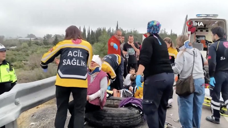 Sedikitnya sembilan orang tewas dan 26 lainnya luka-luka setelah sebuah bus penumpang mengalami kecelakaan di Antalya, Turki, pada Minggu (1/2/2026). (Tangkapan Layar Video Reuters/IHA)