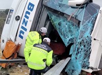 Bus Terguling Pasca Ugal-Ugalan di Tengah Kabut, 9 Orang Tewas