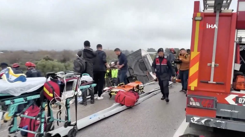 Sedikitnya sembilan orang tewas dan 26 lainnya luka-luka setelah sebuah bus penumpang mengalami kecelakaan di Antalya, Turki, pada Minggu (1/2/2026). (Tangkapan Layar Video Reuters/IHA)