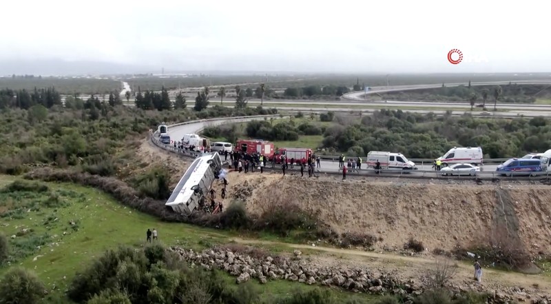 Sedikitnya sembilan orang tewas dan 26 lainnya luka-luka setelah sebuah bus penumpang mengalami kecelakaan di Antalya, Turki, pada Minggu (1/2/2026). (Tangkapan Layar Video Reuters/IHA)