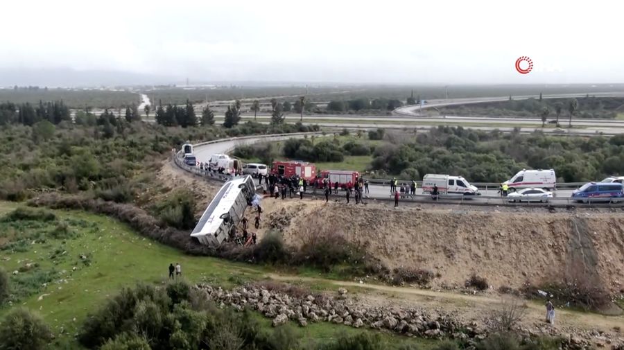 Sedikitnya sembilan orang tewas dan 26 lainnya luka-luka setelah sebuah bus penumpang mengalami kecelakaan di Antalya, Turki, pada Minggu (1/2/2026). (Tangkapan Layar Video Reuters/IHA)