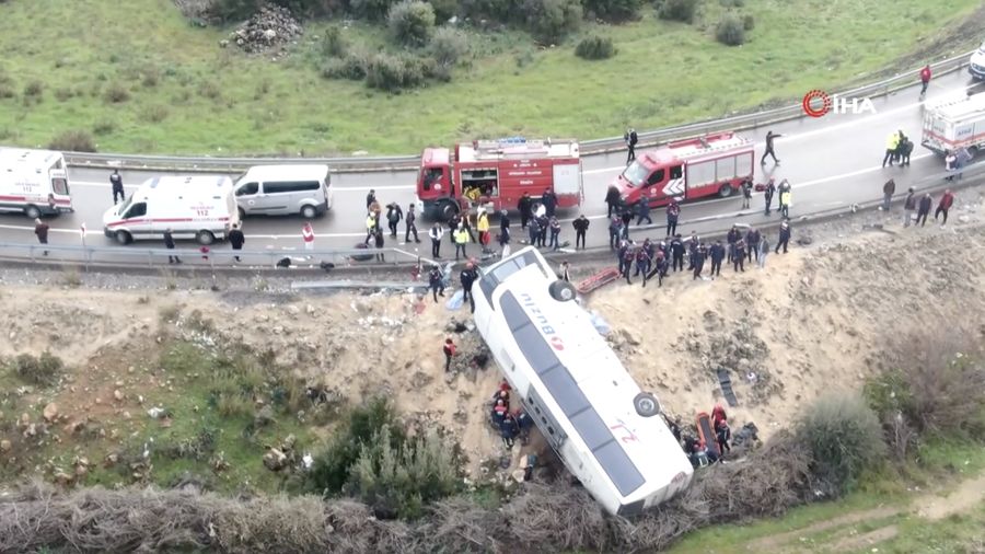Sedikitnya sembilan orang tewas dan 26 lainnya luka-luka setelah sebuah bus penumpang mengalami kecelakaan di Antalya, Turki, pada Minggu (1/2/2026). (Tangkapan Layar Video Reuters/IHA)