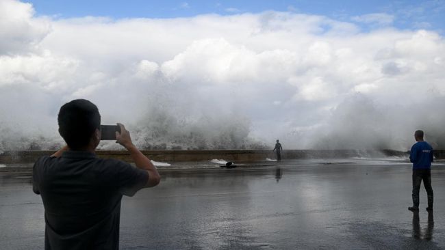 Bak Tsunami, Potret Gelombang Laut Naik 4 Meter-Warga Dievakuasi