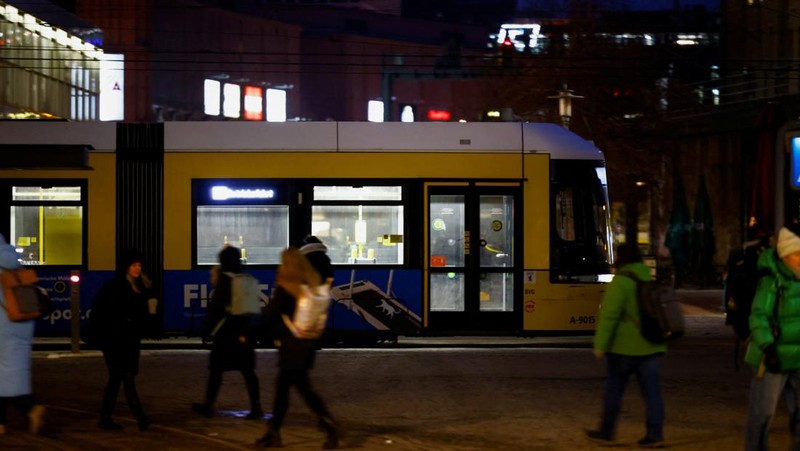 Stasiun Alexanderplatz yang kosong, saat serikat pekerja Verdi menyerukan pemogokan peringatan nasional untuk upah yang lebih tinggi dan kondisi kerja yang lebih baik, di Berlin, Jerman, Senin (2/2/2026). (REUTERS/Axel Schmidt)
