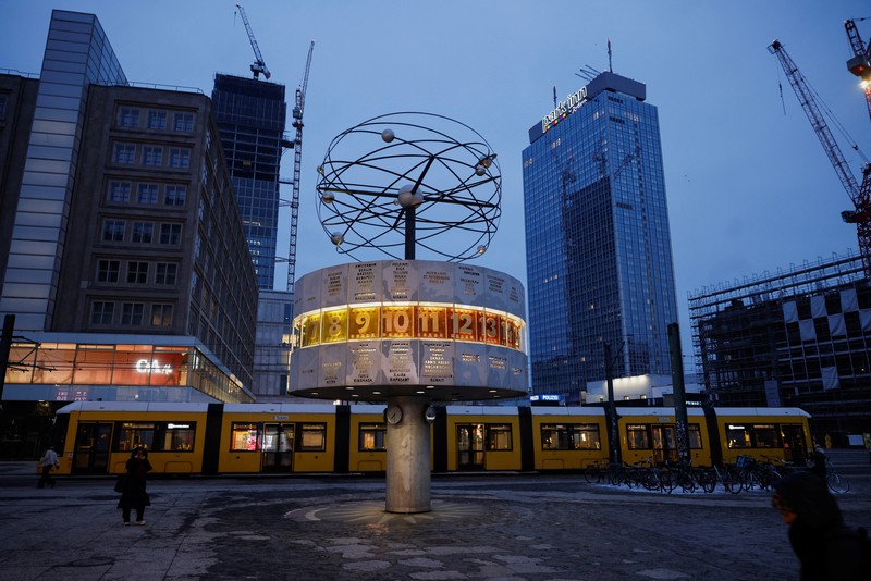 Stasiun Alexanderplatz yang kosong, saat serikat pekerja Verdi menyerukan pemogokan peringatan nasional untuk upah yang lebih tinggi dan kondisi kerja yang lebih baik, di Berlin, Jerman, Senin (2/2/2026). (REUTERS/Axel Schmidt)
