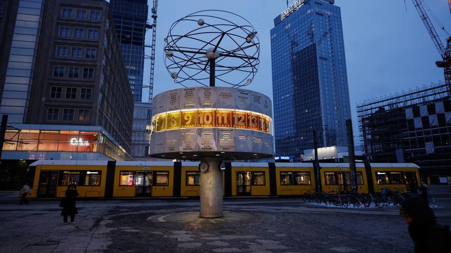 Stasiun Alexanderplatz yang kosong, saat serikat pekerja Verdi menyerukan pemogokan peringatan nasional untuk upah yang lebih tinggi dan kondisi kerja yang lebih baik, di Berlin, Jerman, Senin (2/2/2026). (REUTERS/Axel Schmidt)