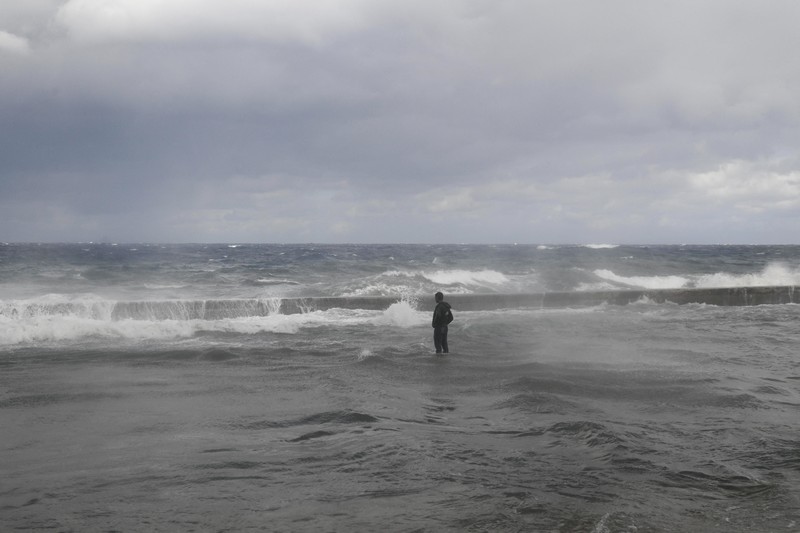 Seseorang berjalan di tepi laut Malecon yang tergenang banjir di Havana, Kuba, 1 Februari 2026. (REUTERS/Norlys Perez)