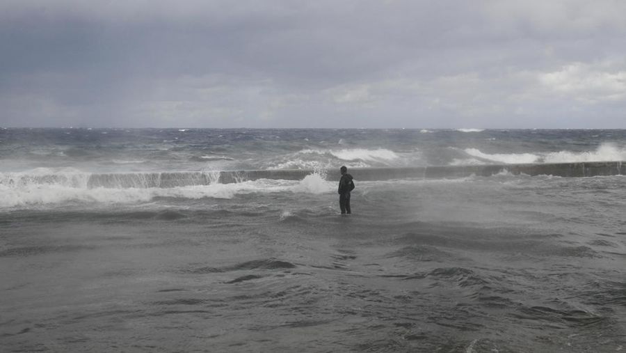 Seseorang berjalan di tepi laut Malecon yang tergenang banjir di Havana, Kuba, 1 Februari 2026. (REUTERS/Norlys Perez)