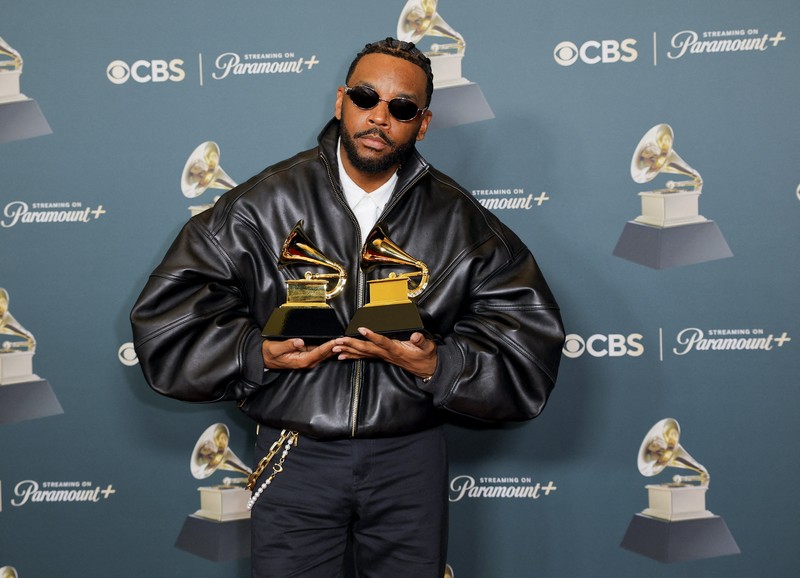 Olivia Dean berpose dengan penghargaan Artis Pendatang Baru Terbaik selama Grammy Awards ke-68 di Los Angeles, California, AS, 1 Februari 2026. (REUTERS/Mike Blake)