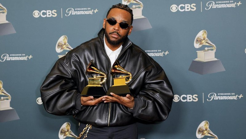 Olivia Dean berpose dengan penghargaan Artis Pendatang Baru Terbaik selama Grammy Awards ke-68 di Los Angeles, California, AS, 1 Februari 2026. (REUTERS/Mike Blake)