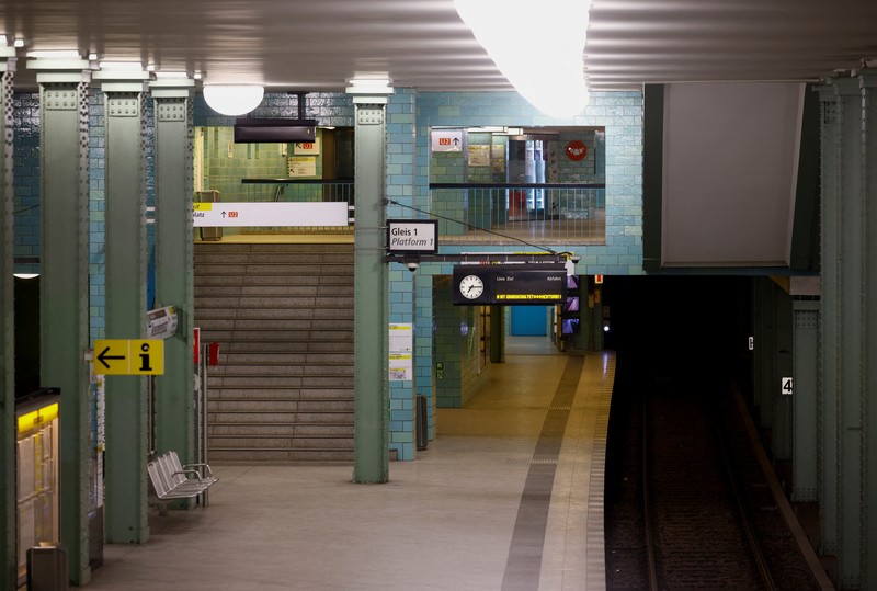 Stasiun Alexanderplatz yang kosong, saat serikat pekerja Verdi menyerukan pemogokan peringatan nasional untuk upah yang lebih tinggi dan kondisi kerja yang lebih baik, di Berlin, Jerman, Senin (2/2/2026). (REUTERS/Axel Schmidt)