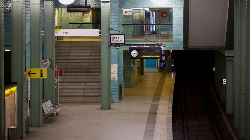 Stasiun Alexanderplatz yang kosong, saat serikat pekerja Verdi menyerukan pemogokan peringatan nasional untuk upah yang lebih tinggi dan kondisi kerja yang lebih baik, di Berlin, Jerman, Senin (2/2/2026). (REUTERS/Axel Schmidt)