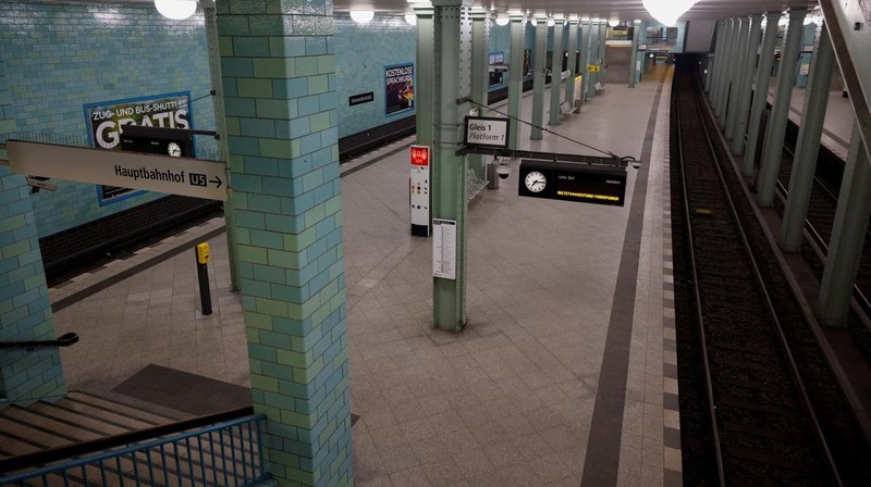 Stasiun Alexanderplatz yang kosong, saat serikat pekerja Verdi menyerukan pemogokan peringatan nasional untuk upah yang lebih tinggi dan kondisi kerja yang lebih baik, di Berlin, Jerman, Senin (2/2/2026). (REUTERS/Axel Schmidt)