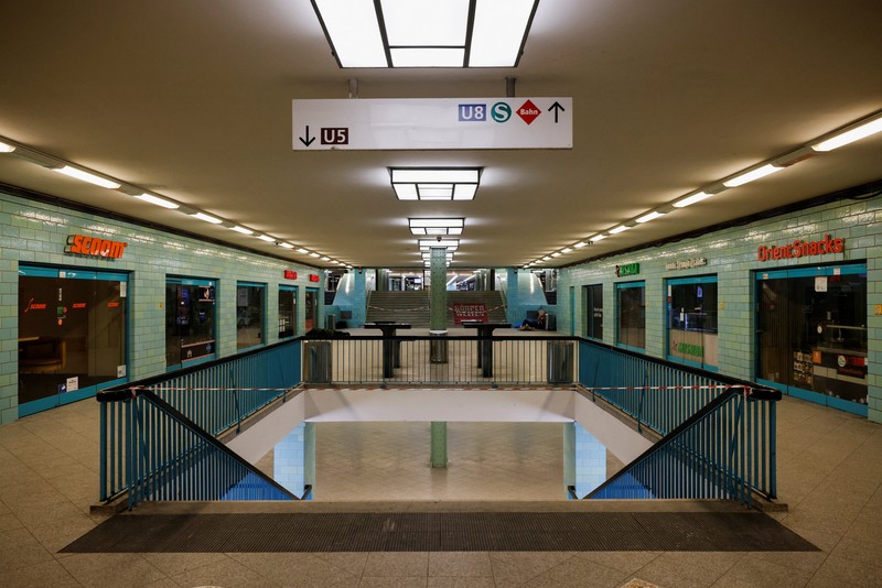 Stasiun Alexanderplatz yang kosong, saat serikat pekerja Verdi menyerukan pemogokan peringatan nasional untuk upah yang lebih tinggi dan kondisi kerja yang lebih baik, di Berlin, Jerman, Senin (2/2/2026). (REUTERS/Axel Schmidt)