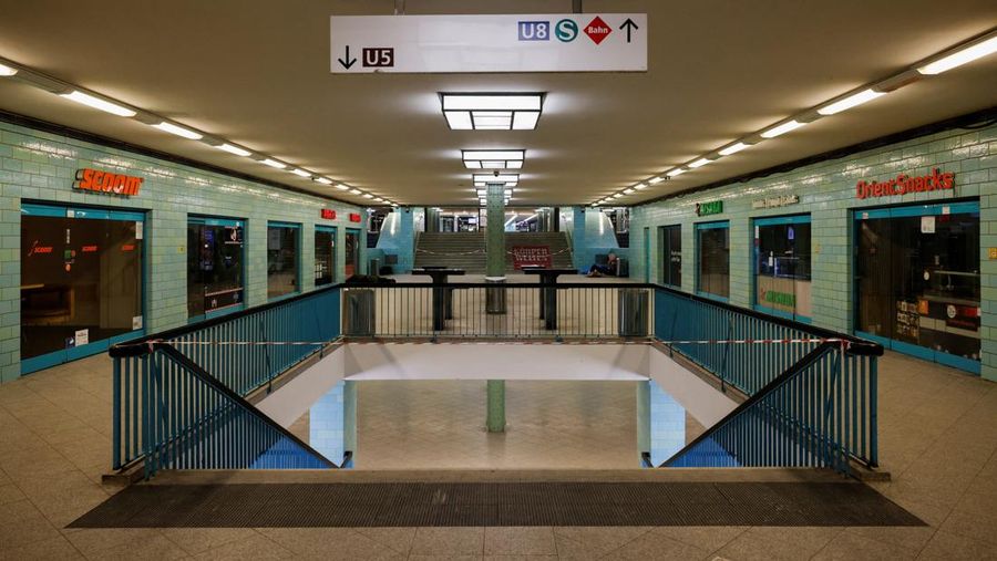 Stasiun Alexanderplatz yang kosong, saat serikat pekerja Verdi menyerukan pemogokan peringatan nasional untuk upah yang lebih tinggi dan kondisi kerja yang lebih baik, di Berlin, Jerman, Senin (2/2/2026). (REUTERS/Axel Schmidt)
