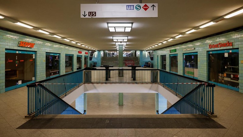 Stasiun Alexanderplatz yang kosong, saat serikat pekerja Verdi menyerukan pemogokan peringatan nasional untuk upah yang lebih tinggi dan kondisi kerja yang lebih baik, di Berlin, Jerman, Senin (2/2/2026). (REUTERS/Axel Schmidt)