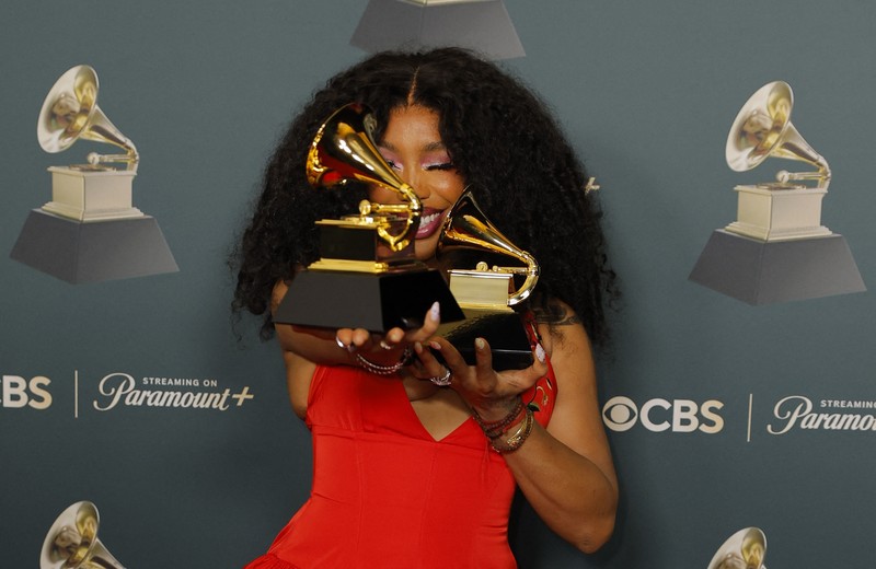 Olivia Dean berpose dengan penghargaan Artis Pendatang Baru Terbaik selama Grammy Awards ke-68 di Los Angeles, California, AS, 1 Februari 2026. (REUTERS/Mike Blake)