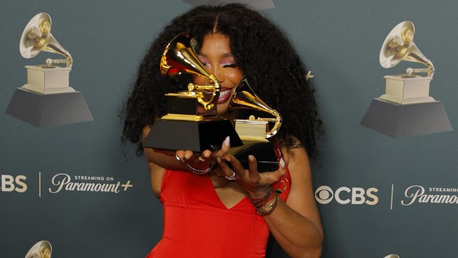 Olivia Dean berpose dengan penghargaan Artis Pendatang Baru Terbaik selama Grammy Awards ke-68 di Los Angeles, California, AS, 1 Februari 2026. (REUTERS/Mike Blake)