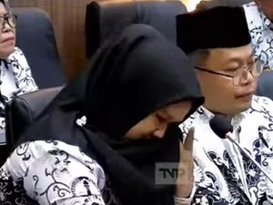 Tangisan Guru Honorer Tumpahkan Keluhan di Senayan